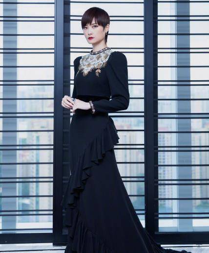 理念|李宇春穿旧礼服走绿毯，鼓励时尚可持续发展，时隔多年同框周笔畅