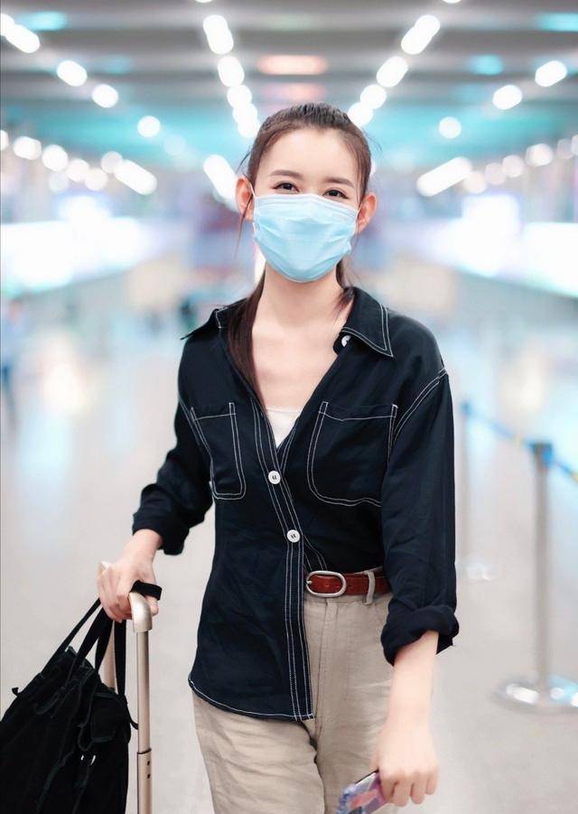 黑色|被称为老戏骨的蒋依依，其实是童星出身，长的是清新灵动又俊俏