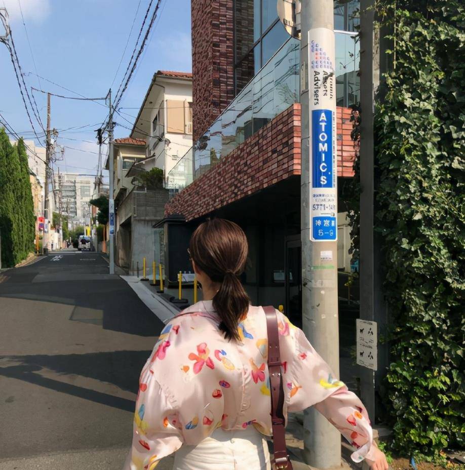 丝绸|江疏影现身东京街拍,穿丝绸粉色衬衫减龄又少女,回头率十足