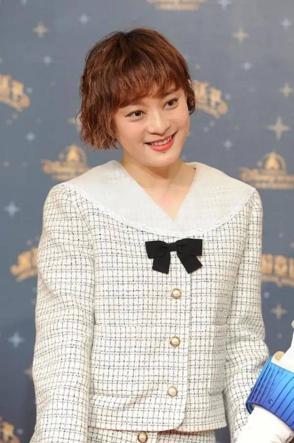 整体|孙俪真的太会过日子了,穿白色连体裤参加活动,38岁还充满少女感