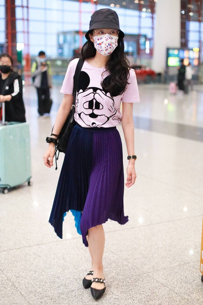 西裤|韩雪这样穿真新潮,小腿袜+西裤短裤秀时尚,配双拖鞋有点看不懂