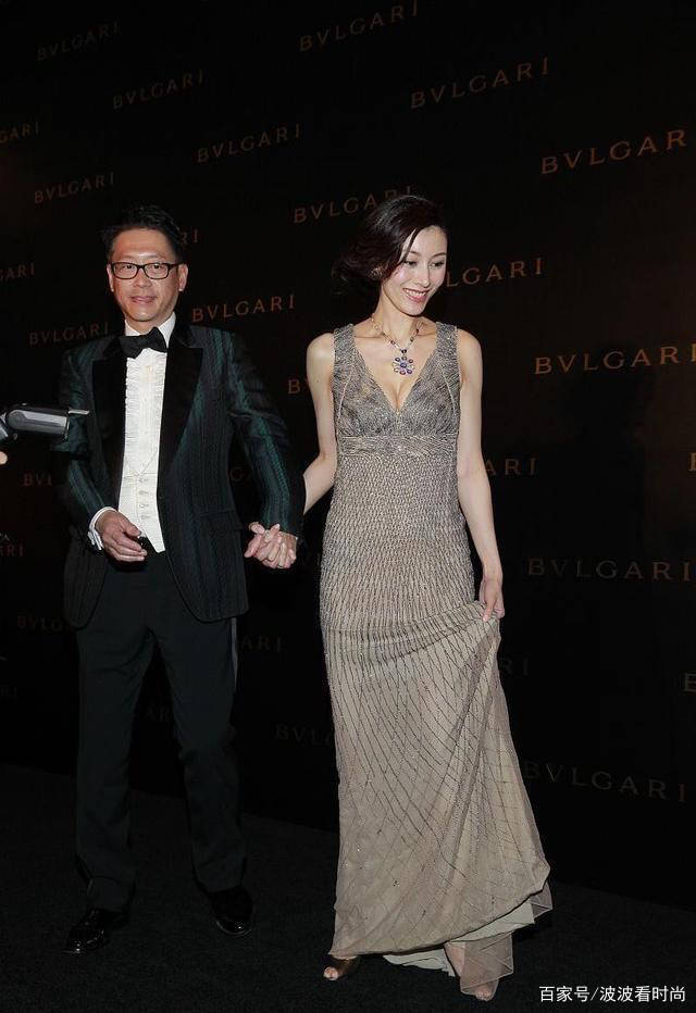 老公|李嘉欣真给老公长脸，52岁穿深V露背裙高贵迷人，阔太气质很惊艳