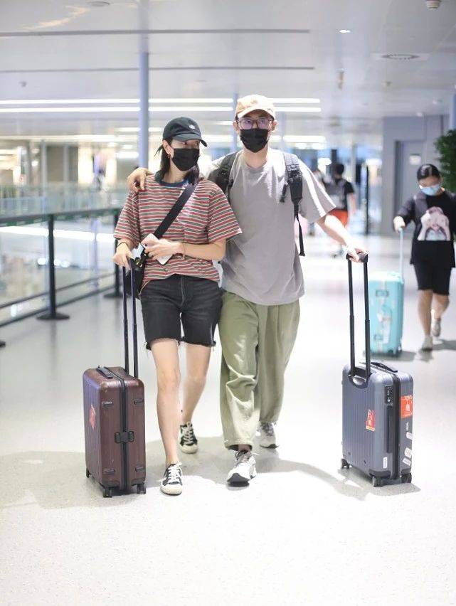 沈佳妮|朱亚文霸气搂妻机场腻歪,沈佳妮眼窝凹陷,穿骑行裤暴露身材短板