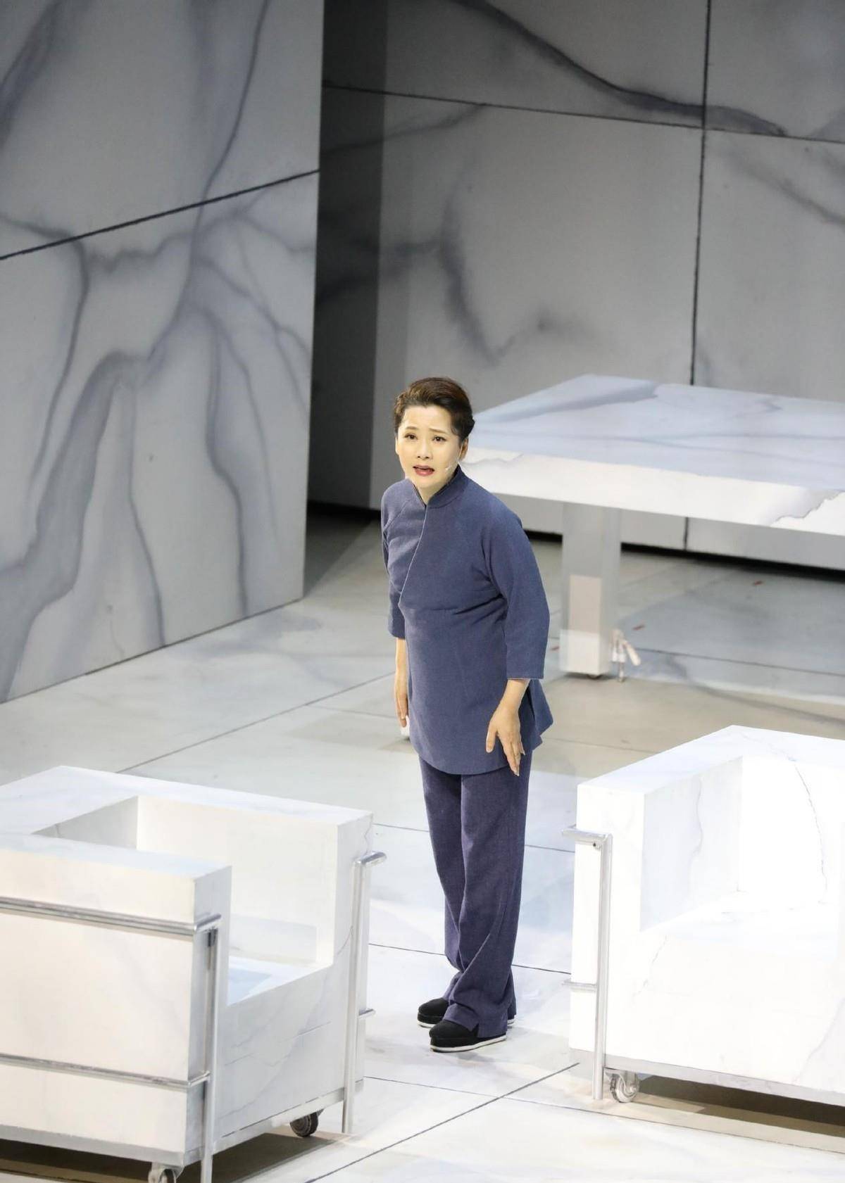 颜色|老戏骨何赛飞罕见晒照！57岁穿富贵装烫大波浪，红指甲太少女心