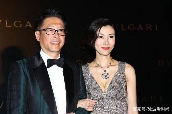 老公|李嘉欣真给老公长脸，52岁穿深V露背裙高贵迷人，阔太气质很惊艳