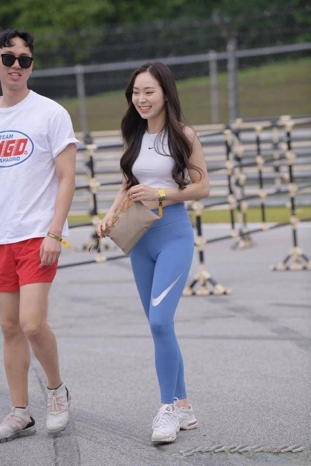 身材|黑色打底裤穿出低调美,让你体现自信的同时也变得很优雅