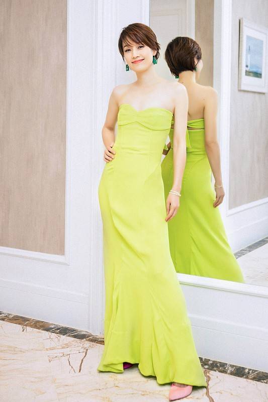 设计|马伊琍很适合穿紧身裙，身材纤细比例好，配荧光色也不黑