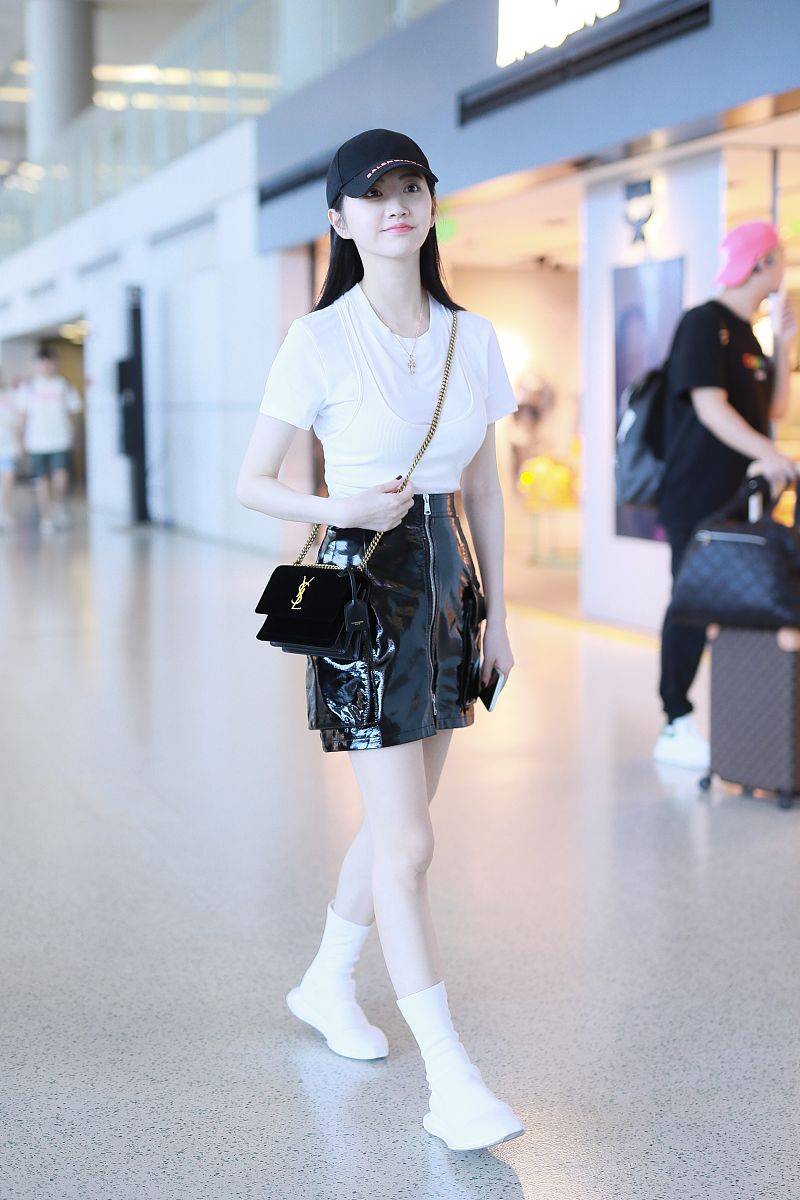 黑色|倪妮的骨相美太占优势，虽然身材略显干瘪，但穿高腰皮裙比例惊艳