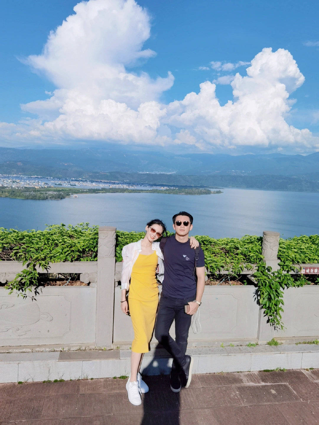 苗苗|苗苗夫妇出游，穿背带裙身材冯女郎里少见，郑恺发际线后移显油腻