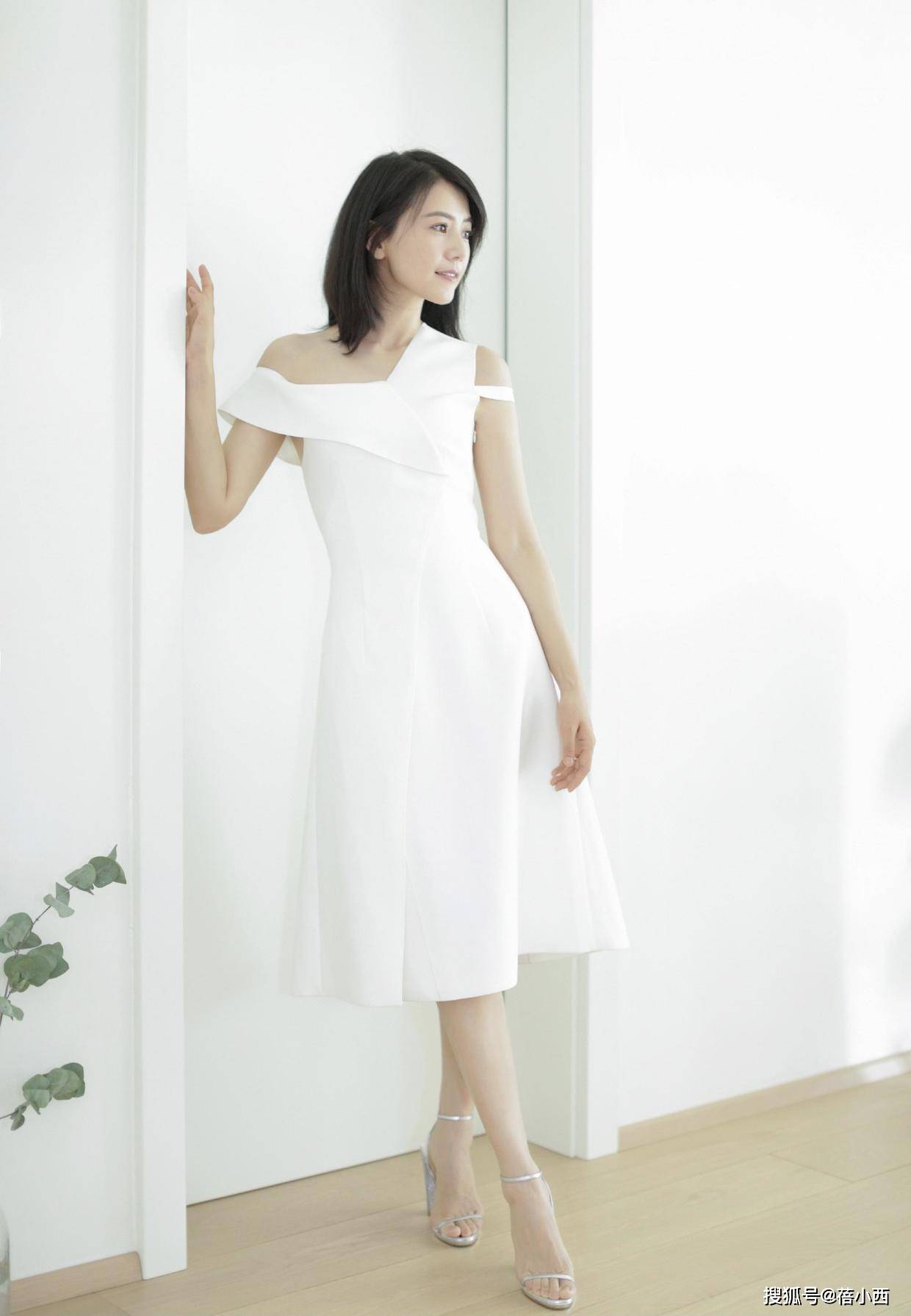 魅力|高圆圆终于换风格，穿荧光绿背心裙再套半身裙，连气质都变洋气了