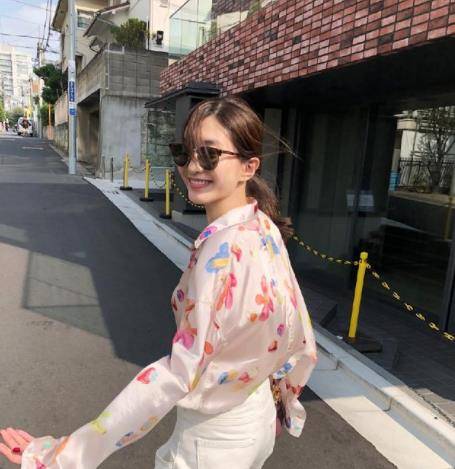丝绸|江疏影现身东京街拍,穿丝绸粉色衬衫减龄又少女,回头率十足