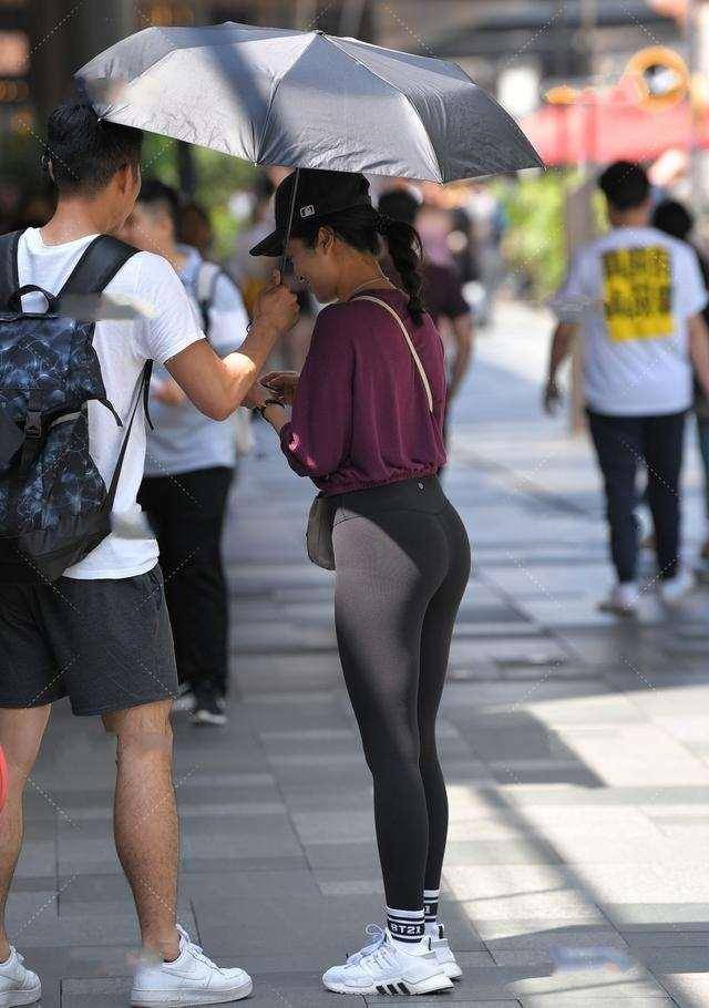 整体|黑色打底裤搭配灰色上衣，会显得腰身，整体视觉效果更加好