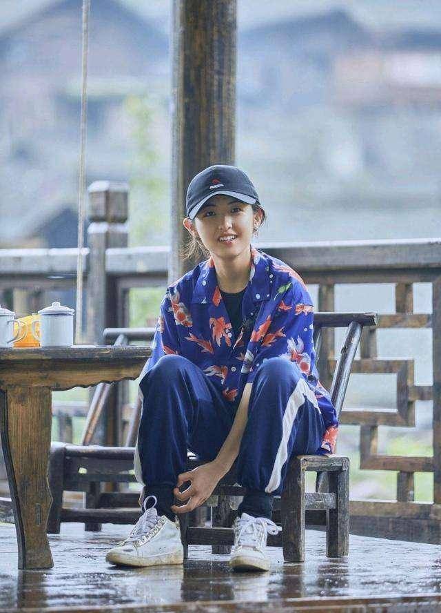 帽子|00后“老戏骨”张子枫，演技派的少女穿搭范本，可盐可甜超有范儿