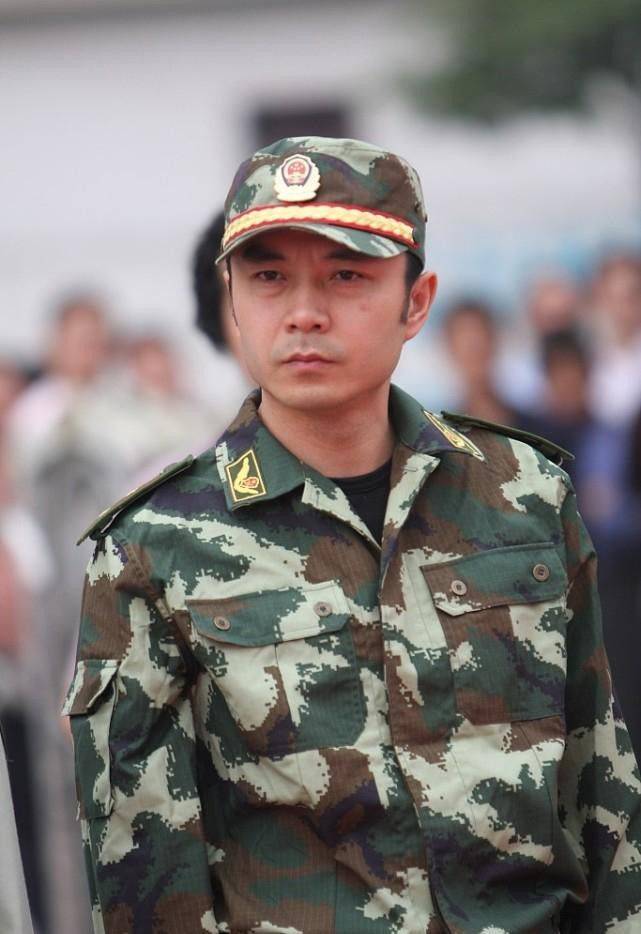 太帅|汪涵一身“军装”也太帅了,穿着迷彩服皱眉头好man,气质真绝了
