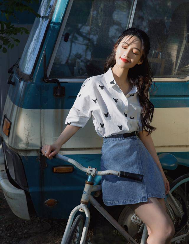 颜色|何穗也太会穿了，大号衬衫套吊带裙，既清爽防晒，又显白有气质。