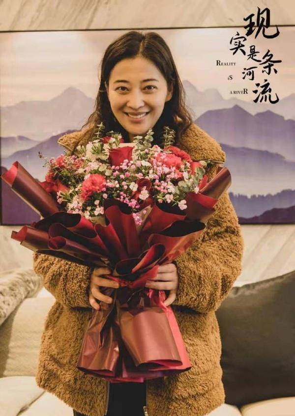 老公|梅婷新戏杀青，她留卷发意外洋气，孙红雷前女友罕露面太显心酸