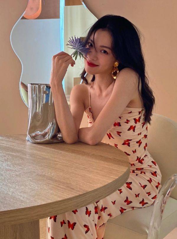 漂亮|钟楚曦身材好绝，一袭蝴蝶印花裙清新高雅，好似被上帝眷顾一般