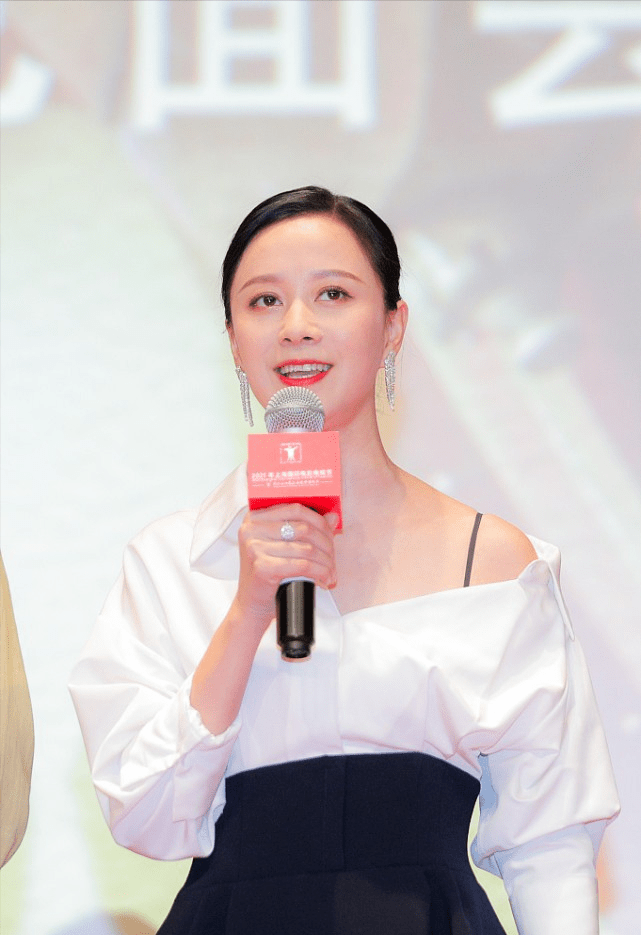 荧光|倪虹洁“机场图”也精致,手捧鲜花穿连体衬衫,荧光绿穿搭好晃眼