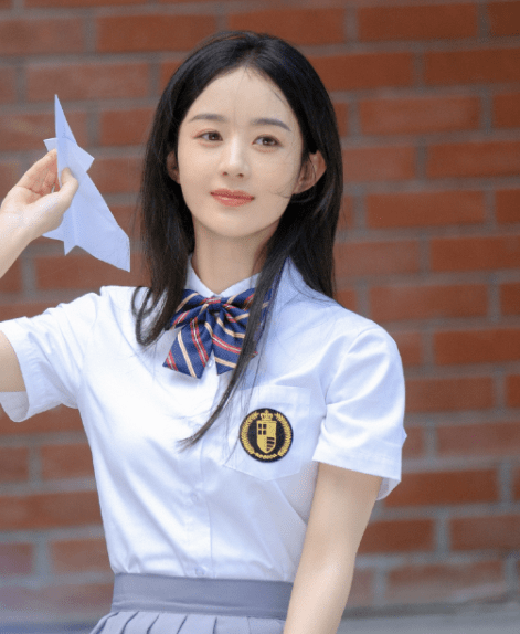 气息|当妈的赵丽颖还能扮少女,衬衫领结百褶裙,美成青涩绝美校花