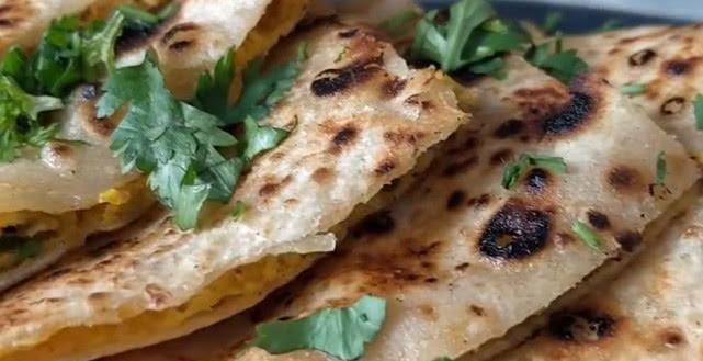 什么|你吃过印度的鸡蛋灌饼吗?小贩做法十分熟练,看着肚子就饿