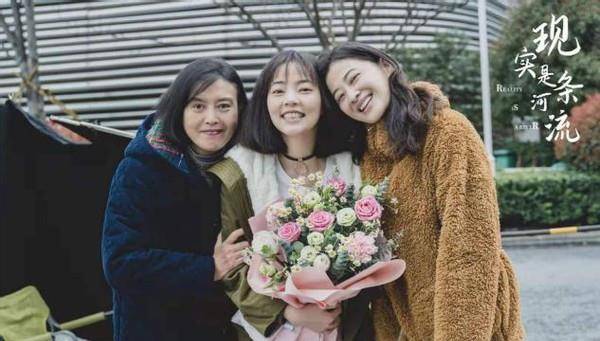 老公|梅婷新戏杀青，她留卷发意外洋气，孙红雷前女友罕露面太显心酸