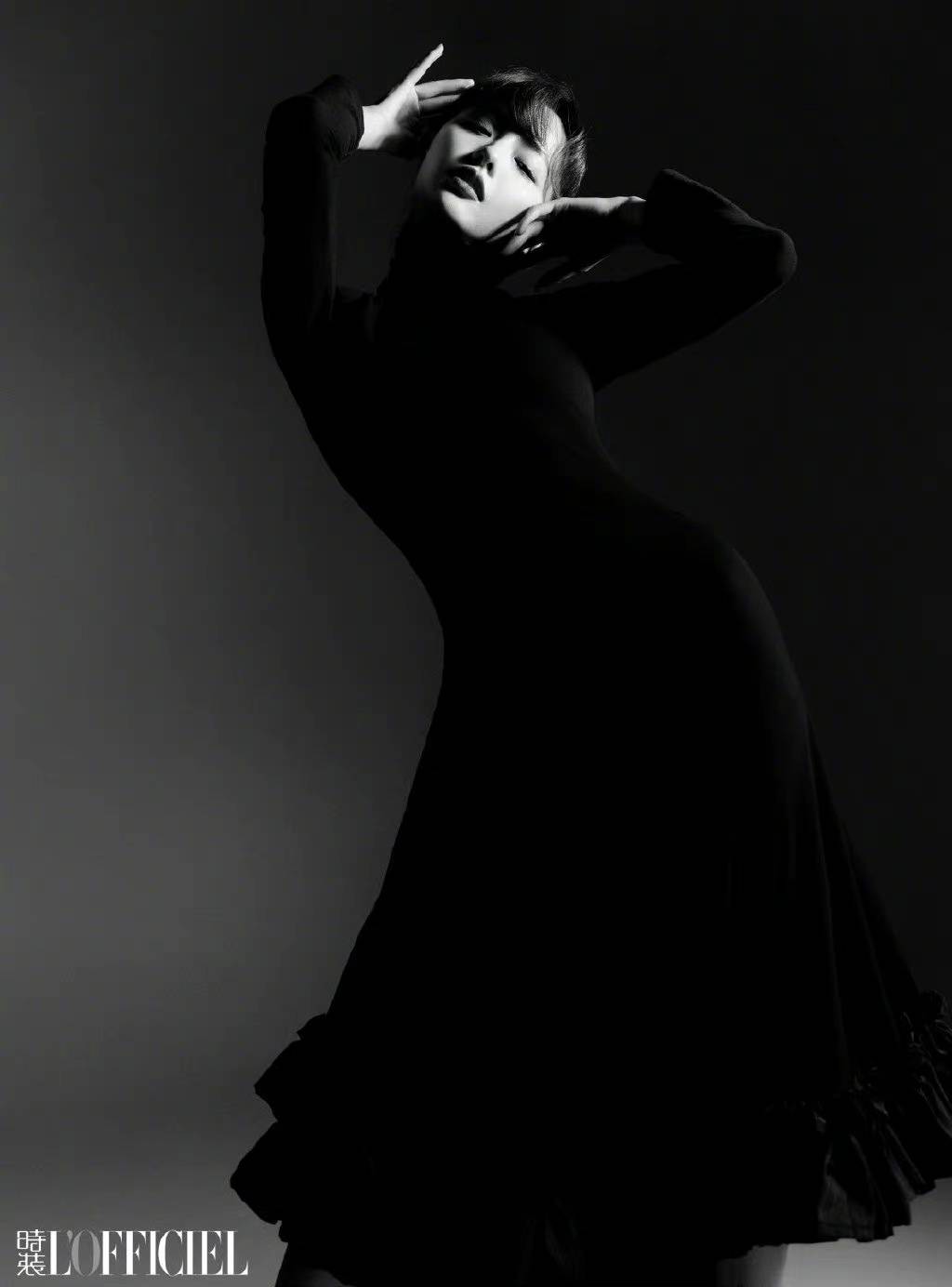 带着|33岁张嘉倪端庄大方，黑白配造型拍神秘大片，教科书搭配值得学！