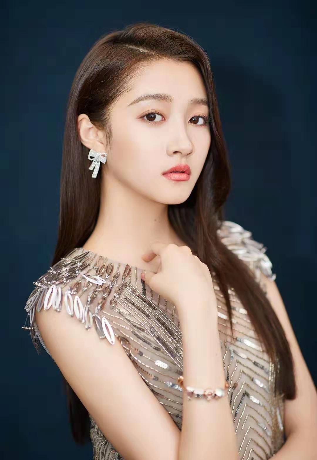 设计|关晓彤真是“腿精”，身穿亮片连衣裙搭配高跟鞋，大长腿秀不完