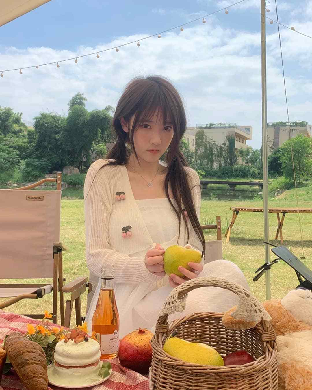 姐姐|秋游偶遇美女小姐姐，白色针织开衫搭配白色吊带裙，甜美俏皮又可爱