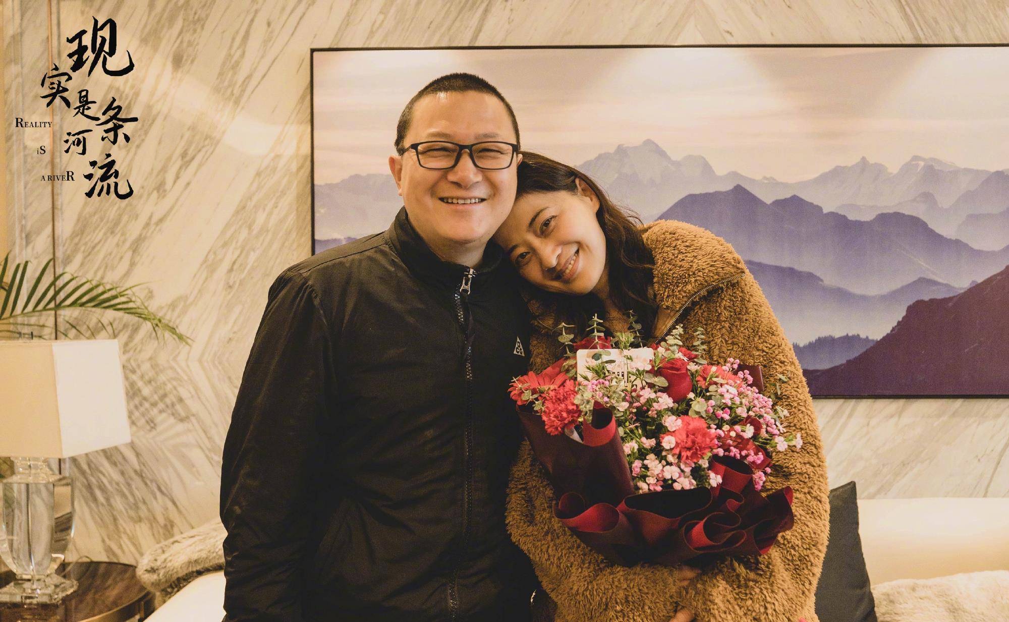 显得|梅婷新戏杀青老公探班，孙红雷前女友罕见出镜，老公发福她暴瘦