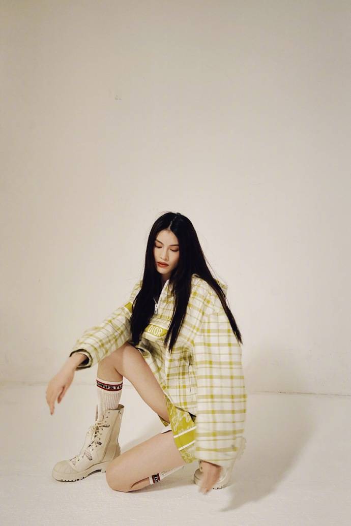 颜色|何穗也太会穿了，大号衬衫套吊带裙，既清爽防晒，又显白有气质。