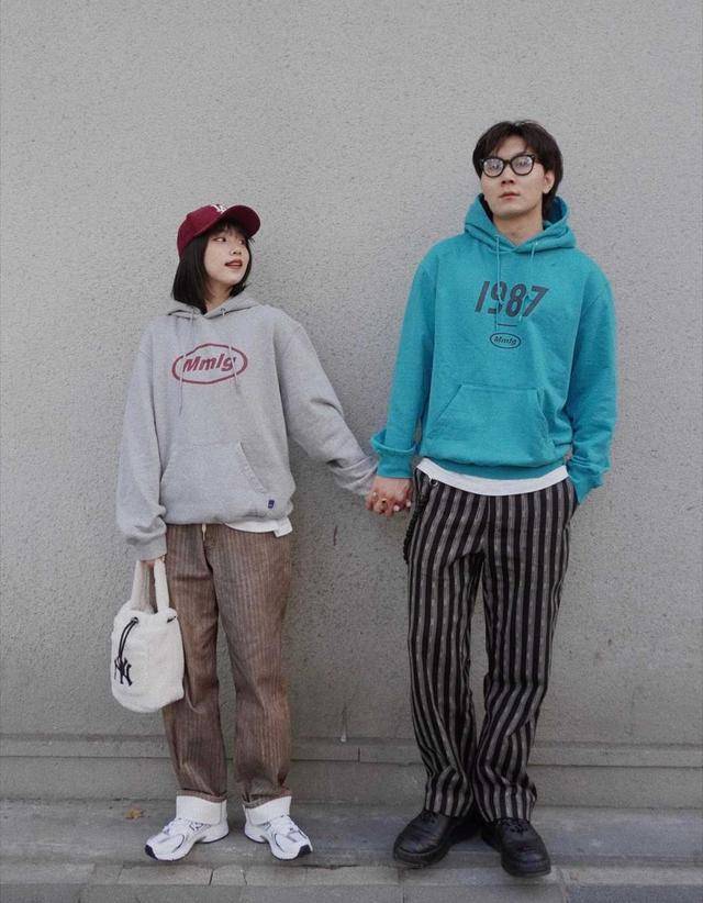 显示|沈梦辰真的太会穿，印花卫衣配牛仔裤简约随性，慵懒大气真有范儿