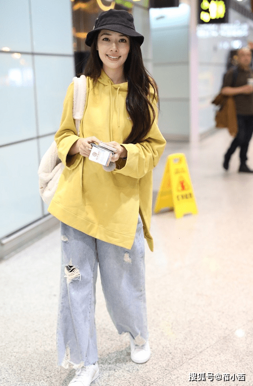 郭碧婷|郭碧婷难怪能嫁入豪门，穿卫衣配牛仔裤走机场，气质就这么惊艳