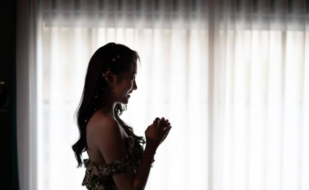 帆布鞋|曾被叫“国民闺女”的关晓彤，穿印花裙配高帮帆布鞋，尽显女人味