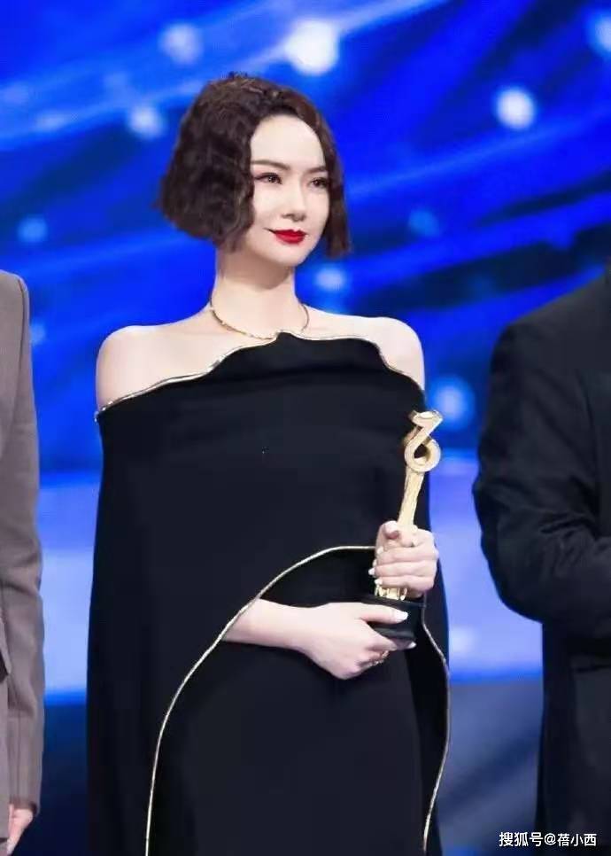 黑色|66岁赵雅芝的早秋穿搭太成功，红色毛衣配皮短裤，比年轻人还时髦