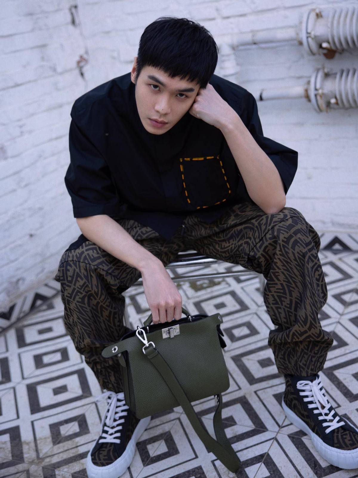 颜色|张若昀看着不像孩子爸，穿衬衫还是个大男孩，真招女粉喜欢