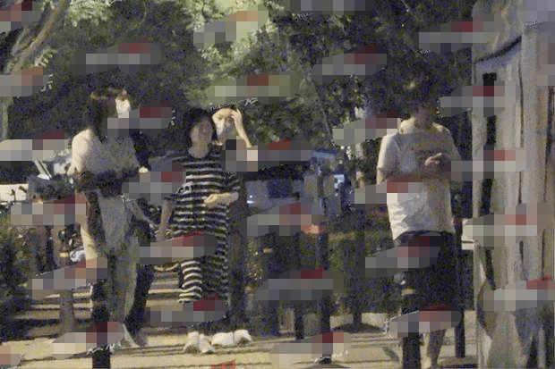 图片|李亚鹏一家街头散步打扮朴素 女儿女友全程交流少