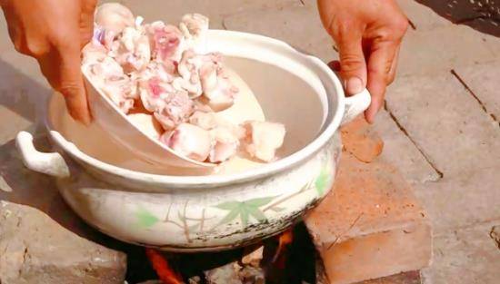 坐月子猪脚炖什么好吃又营养 4766c292c36f47199c998f84ca8e007e.jpeg