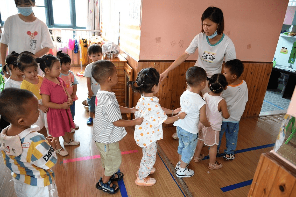 莉莉|孩子初入幼儿园，4种话不要“总问”，越问孩子越不肯去幼儿园