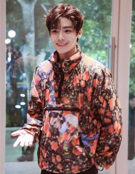 黑色|侯明昊戏好衣品更好，每回出场都惊艳，真是个迷人的“小妖精”！