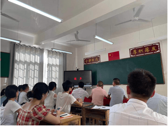 南康区内潮中小学党支部学感人事迹0202忆奉献精神