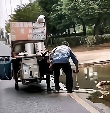 黑心|安徽一早餐点趁人不备舀路边积水做早餐，网友：知道啥叫犯法吗？