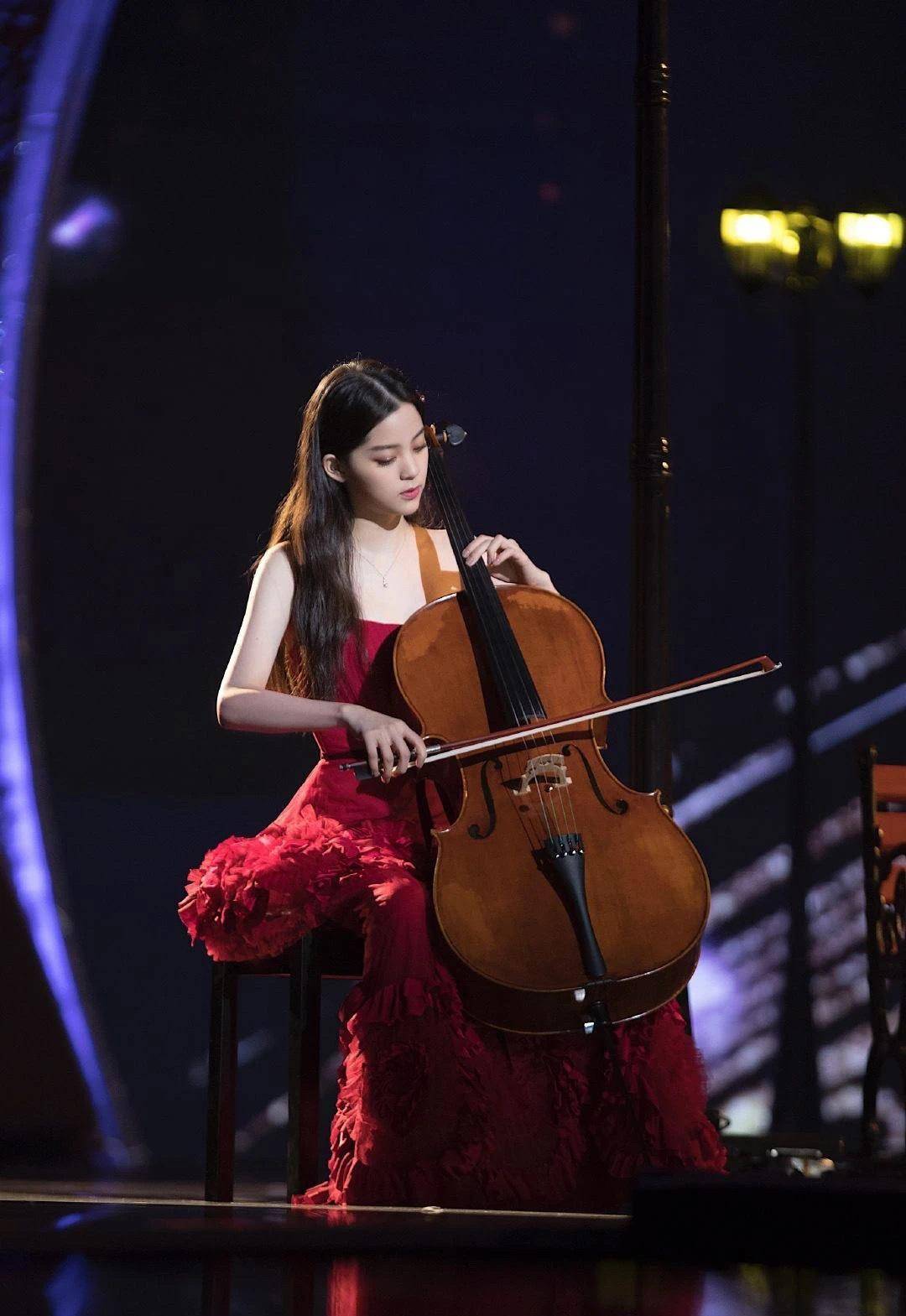 娜比|欧阳娜娜长大了，穿搭风格越来越有品位，与王源大主宰飙戏获赞