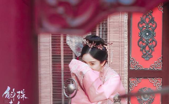 杨幂|杨幂新戏古装美出新高度!头戴粉凤冠美成古装颜霸,穿粉衣像18岁