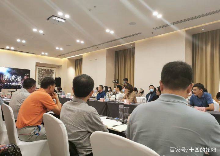形象|董卿现身开会，坐头排头也不梳头，罕见弯腰驼背乱蓬蓬头发抢镜