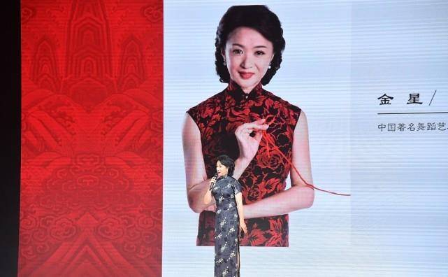 的设计|金星身穿深色印花旗袍，妆容精致举止优雅，真有女人味