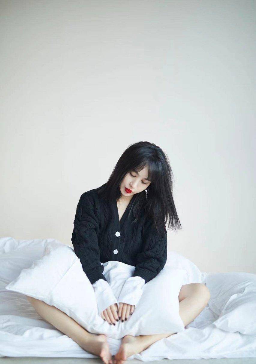 黑色|33岁李菲儿化身日系少女，穿樱花泡泡裙复古甜美，气质真好