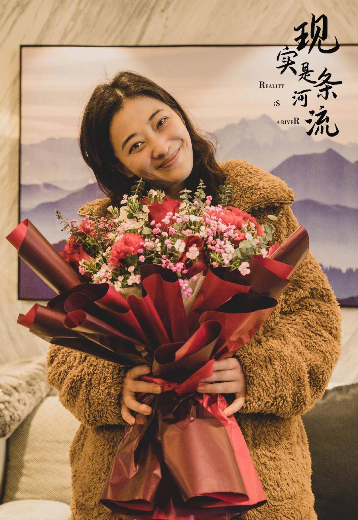 显得|梅婷新戏杀青老公探班，孙红雷前女友罕见出镜，老公发福她暴瘦