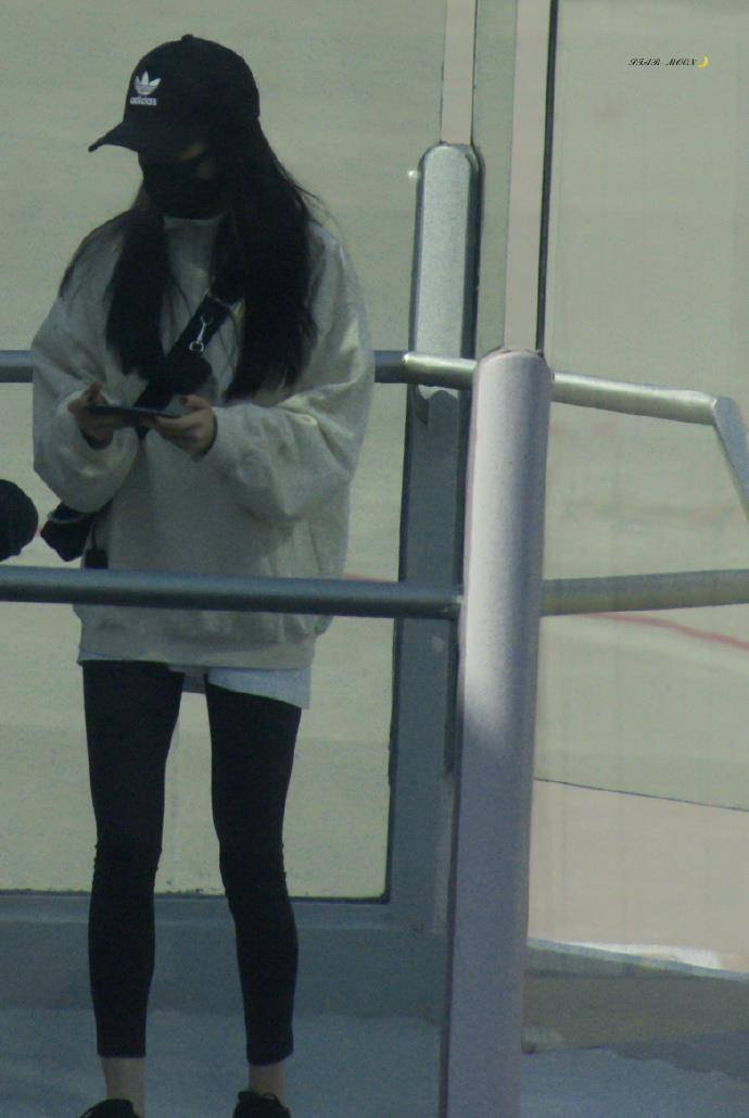 黑色|杨幂真是能抗冻，穿九分裤走机场还不忘打游戏，网瘾少女名不虚传