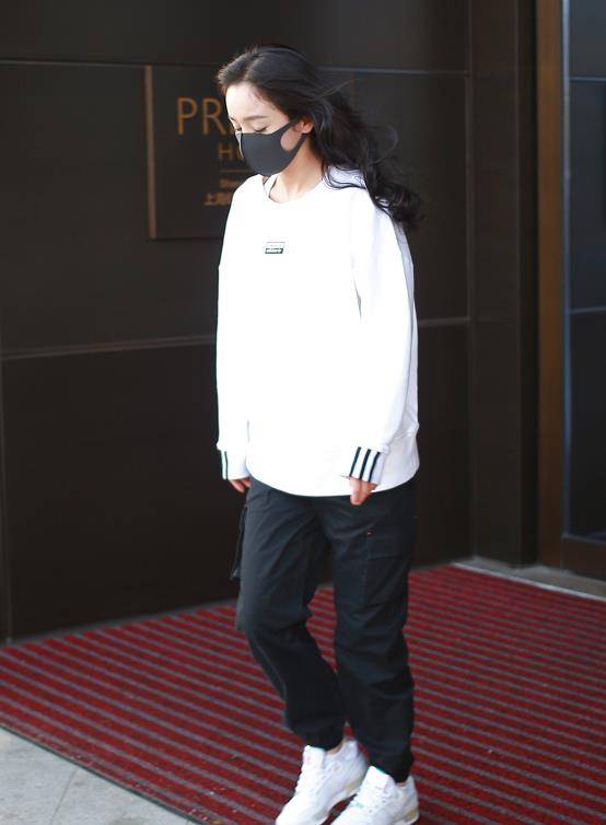 身材|杨幂新戏开机又穿“无痕裤”，小腿成功抢镜，网友：比我胳膊还细