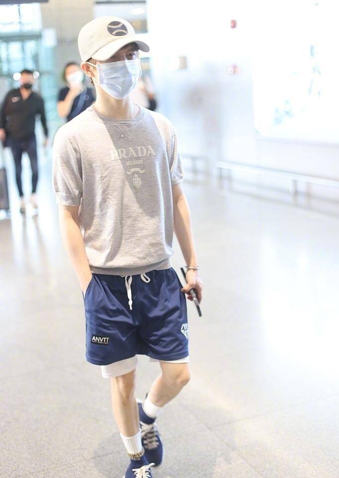 郭敬明|郭敬明罕见现身，全程手揣兜装酷，网友：绝对没有一米五！